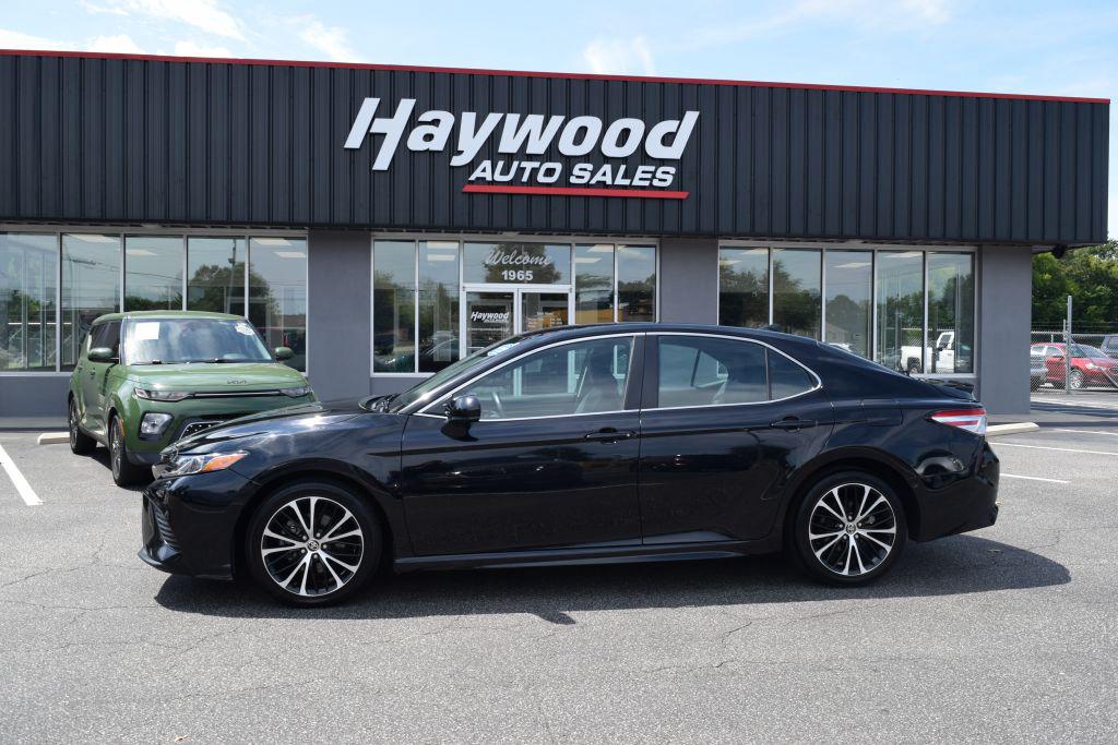 2020 Toyota Camry SE's photo